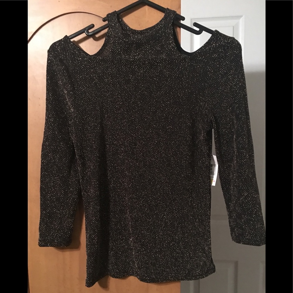 Cold shoulder back and gold geometric design top